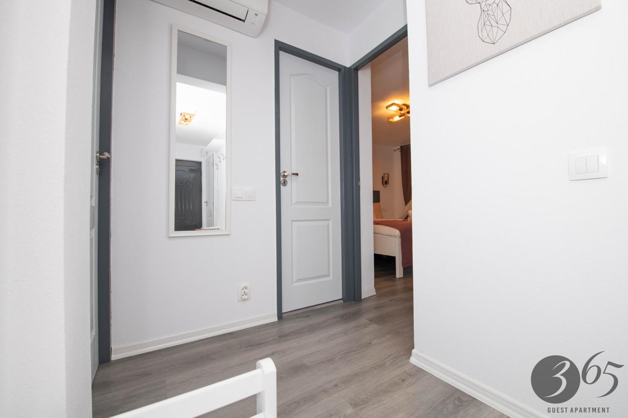 365 Guest Apartment Hunedoara Exterior photo